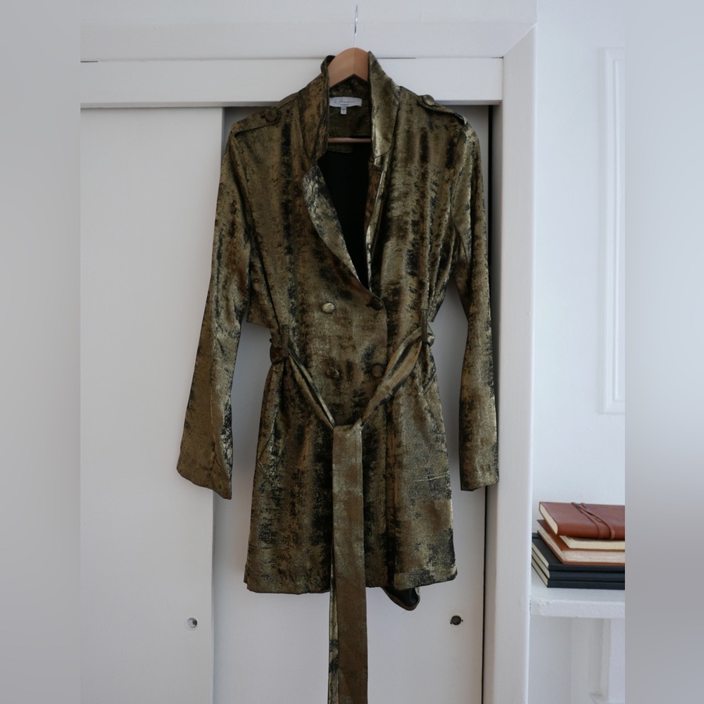 L'Academie Milena Mini Dress in Black & Gold

Color:Black & Gold